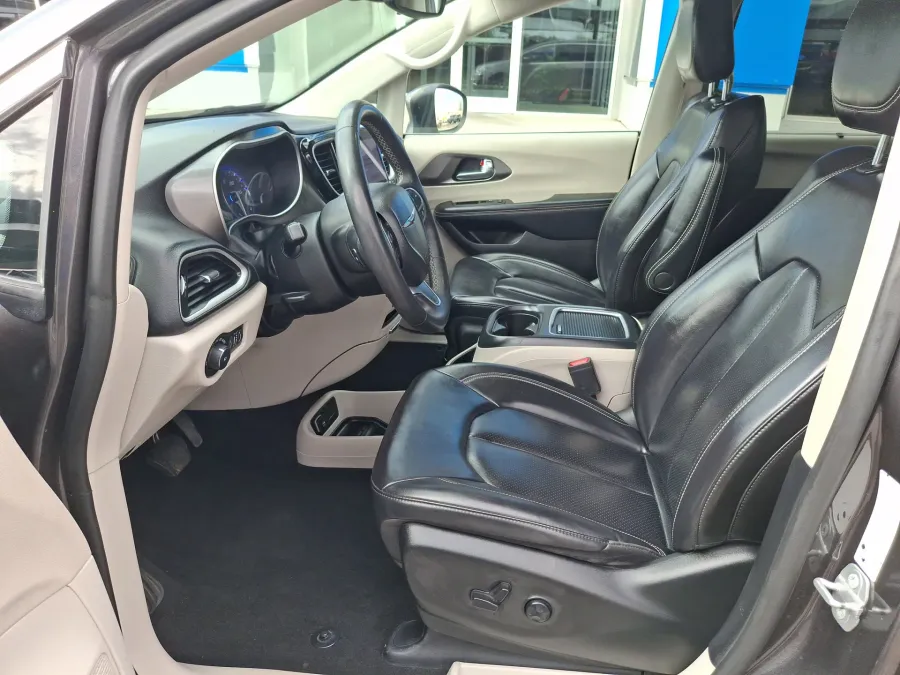 2023 Chrysler Pacifica Touring L | Photo 17 of 23