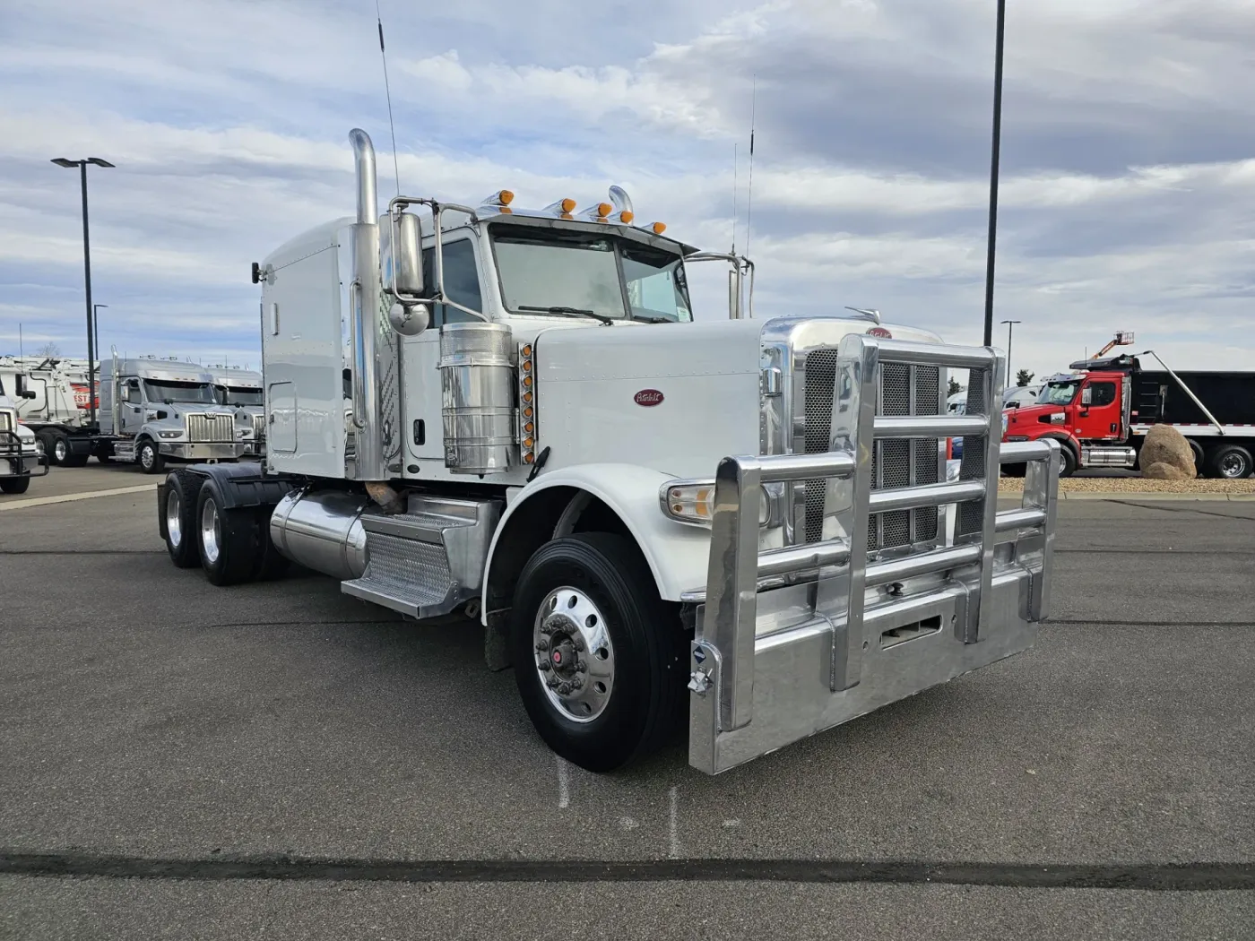 2018 Peterbilt 389 | Photo 3 of 20