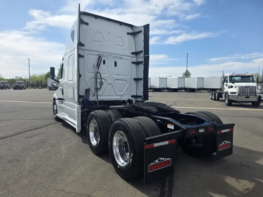 2023 Freightliner Cascadia 126 | Photo 7 of 22
