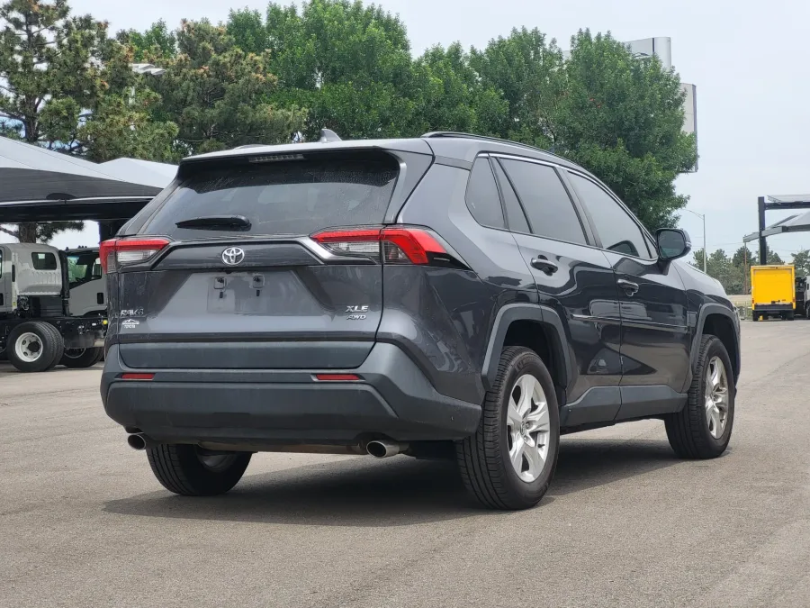 2020 Toyota RAV4 XLE | Photo 6 of 26
