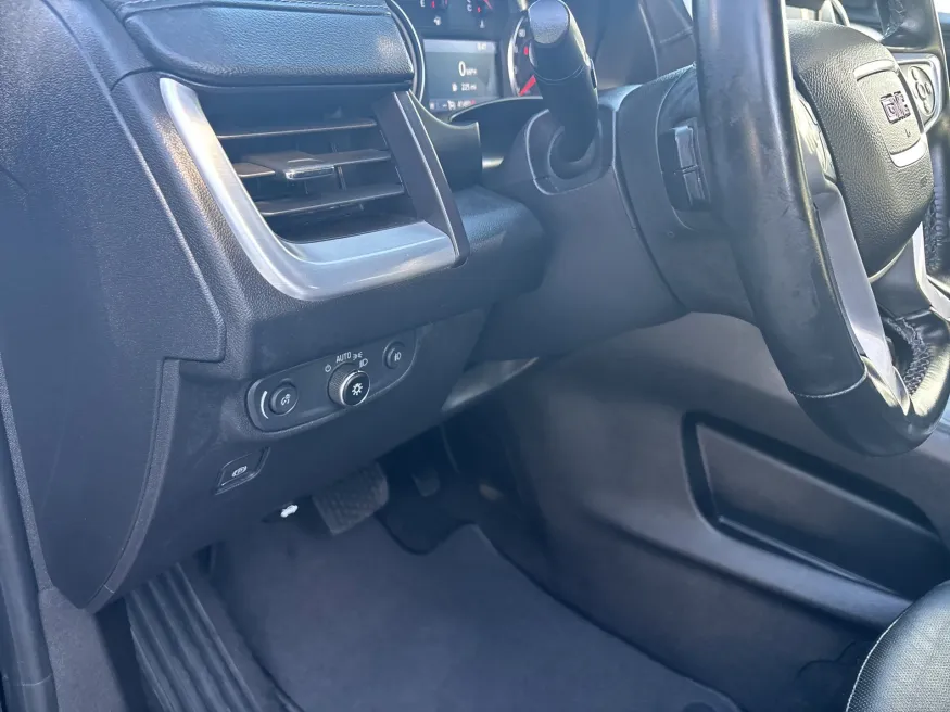 2024 GMC Terrain SLT | Photo 13 of 21