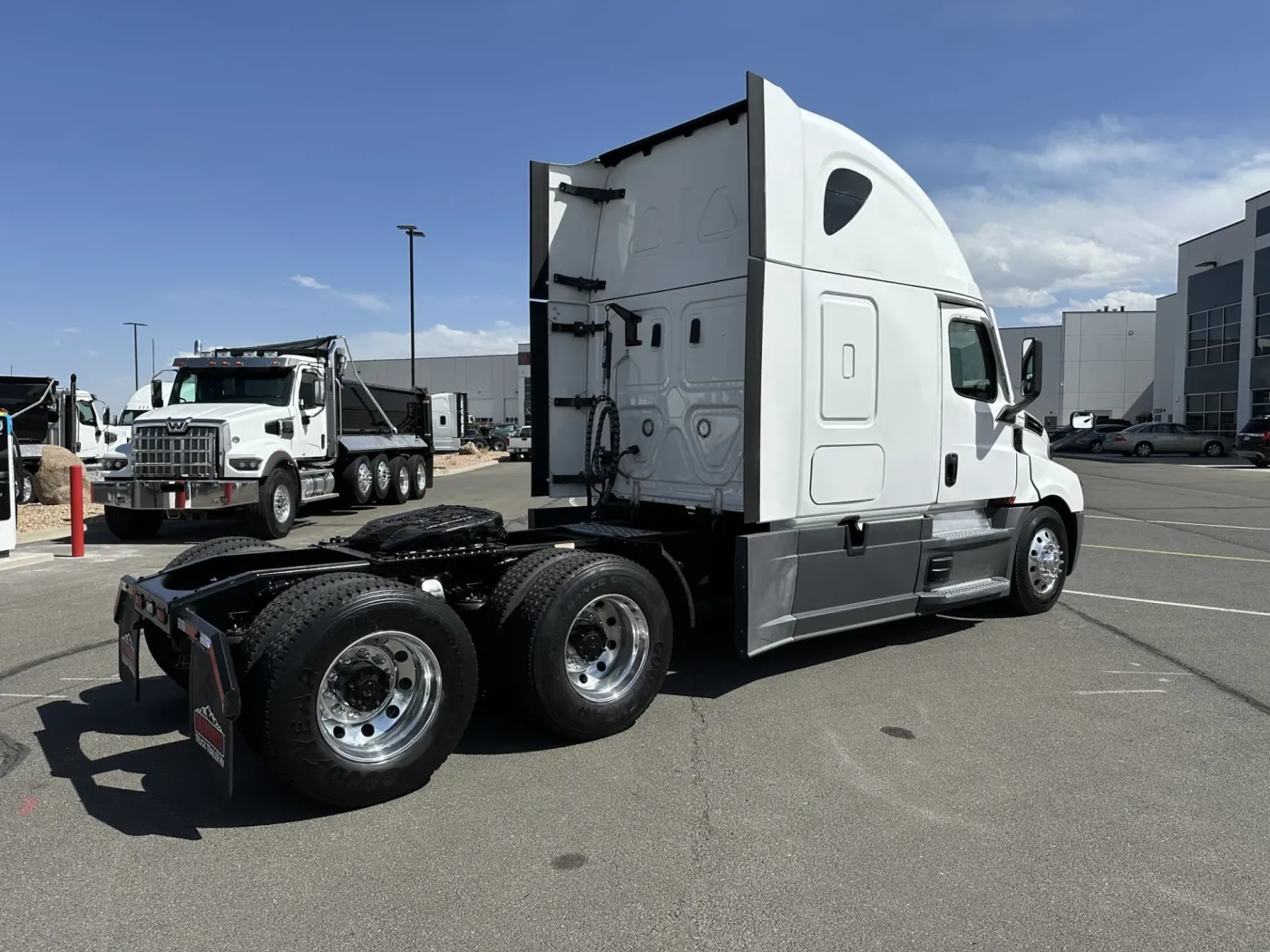 2022 Freightliner Cascadia 126 | Photo 5 of 21