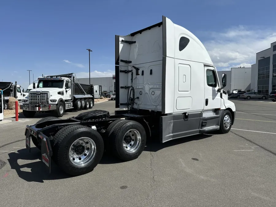 2022 Freightliner Cascadia 126 | Photo 5 of 21