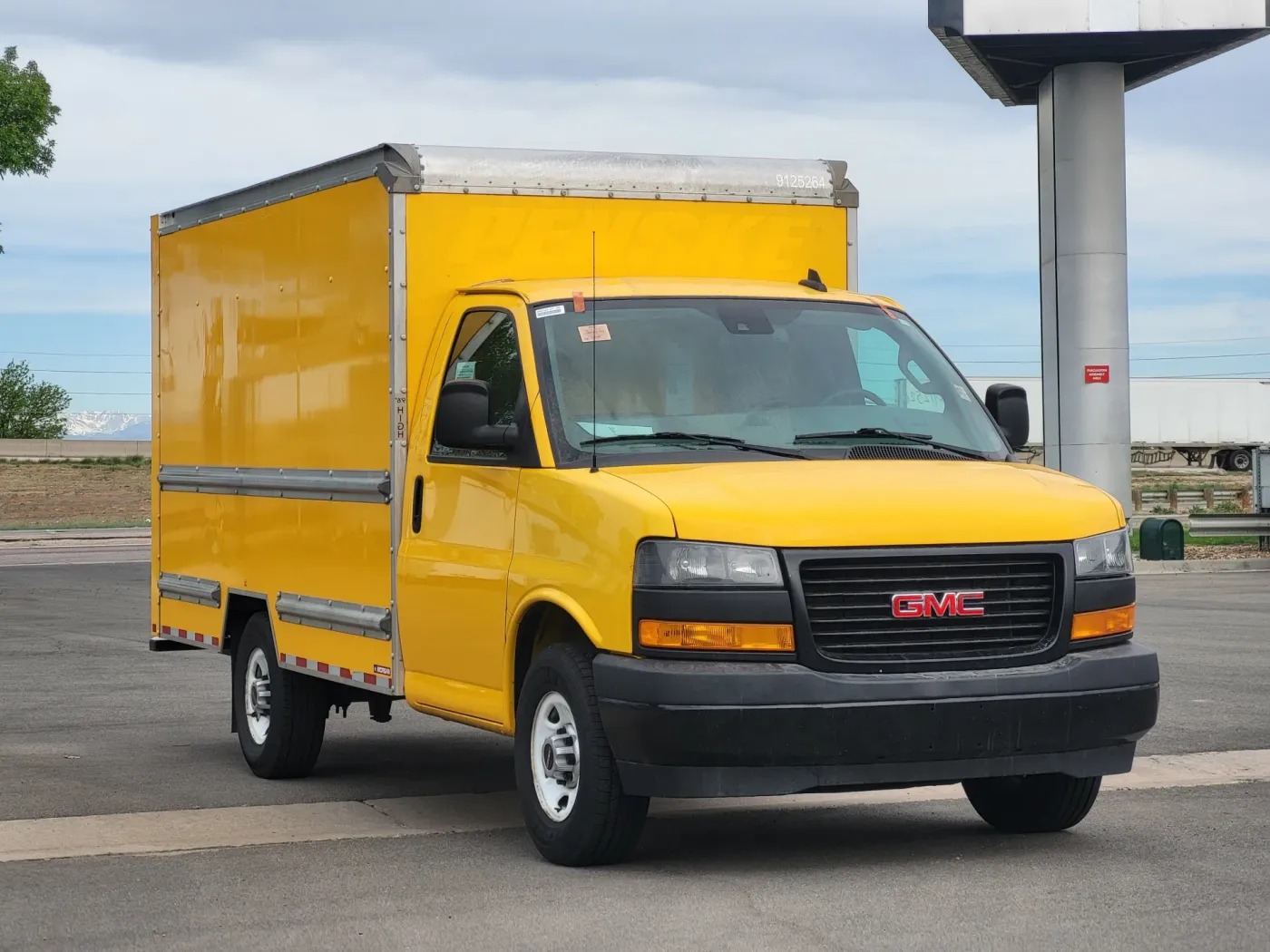 2021 GMC Savana Commercial Cutaway CUTWAY | Photo 2 of 20