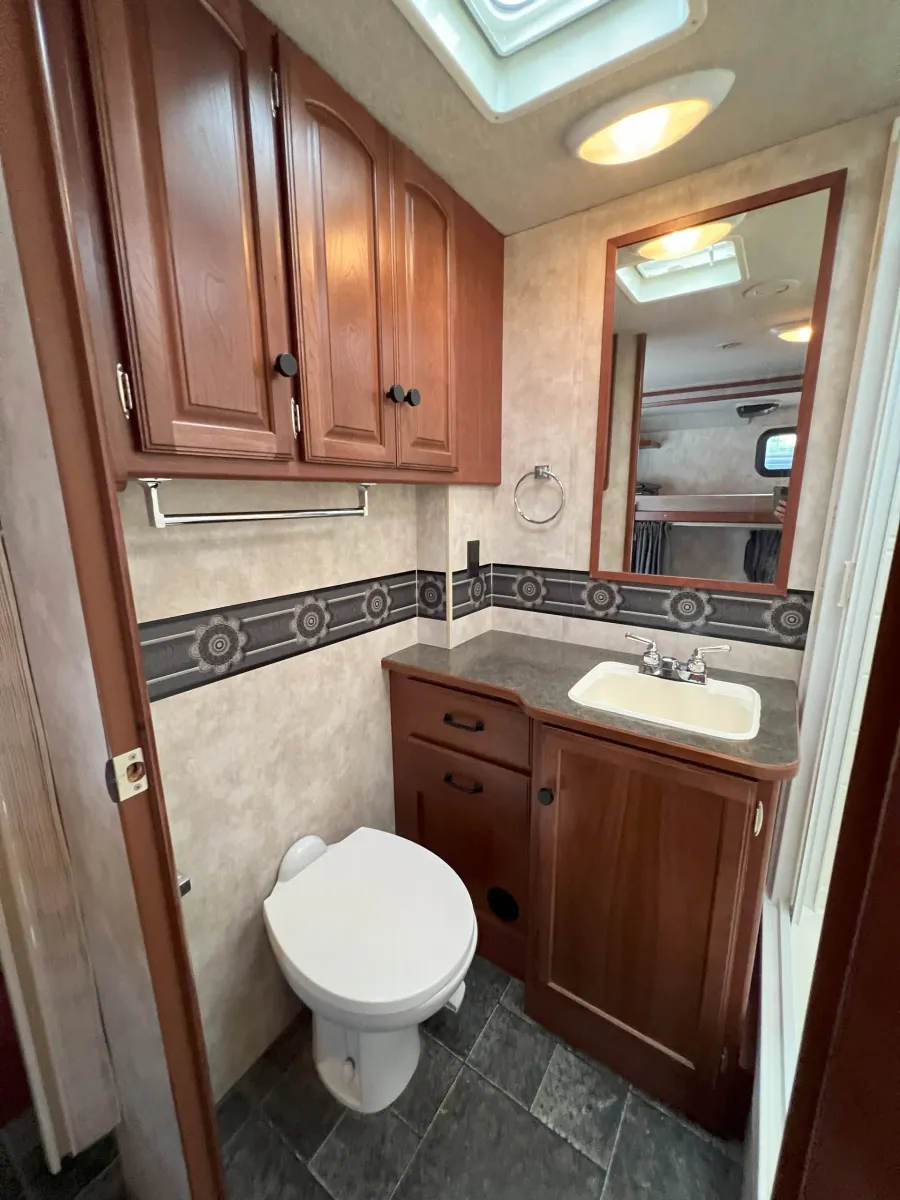 2014 Winnebago Access 31J | Photo 35 of 38