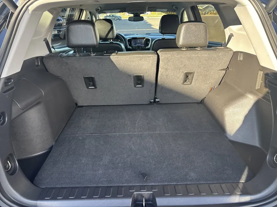 2024 GMC Terrain SLT | Photo 8 of 21