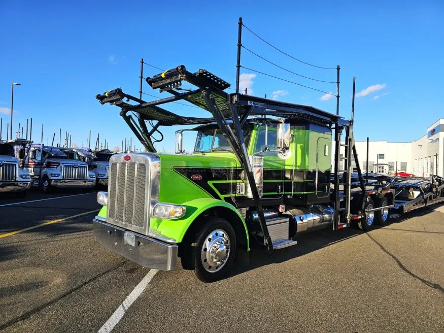 2022 Peterbilt 389 | Photo 1 of 40