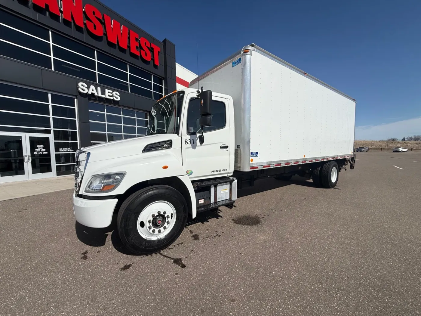 2016 Hino 268 | Photo 2 of 11