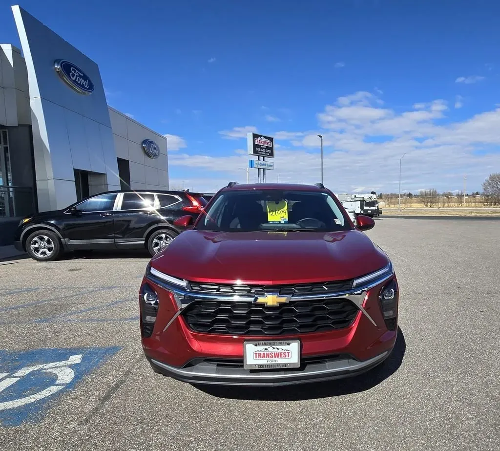 2025 Chevrolet Trax | Photo 2 of 27