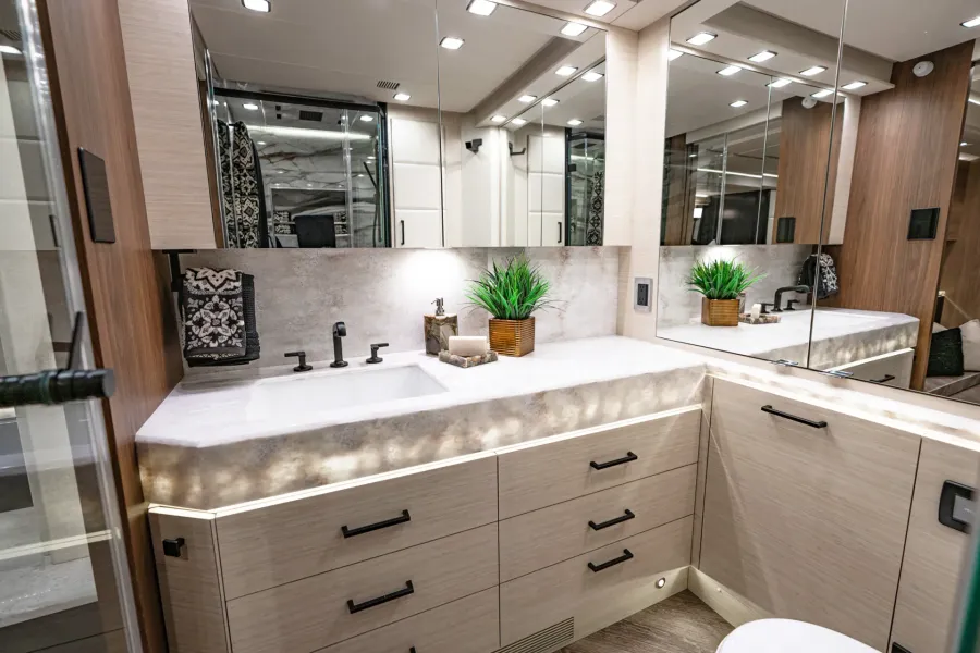 2026 Emerald Luxury Coaches Prevost H3-45 Triple Slide | Photo 13 of 20