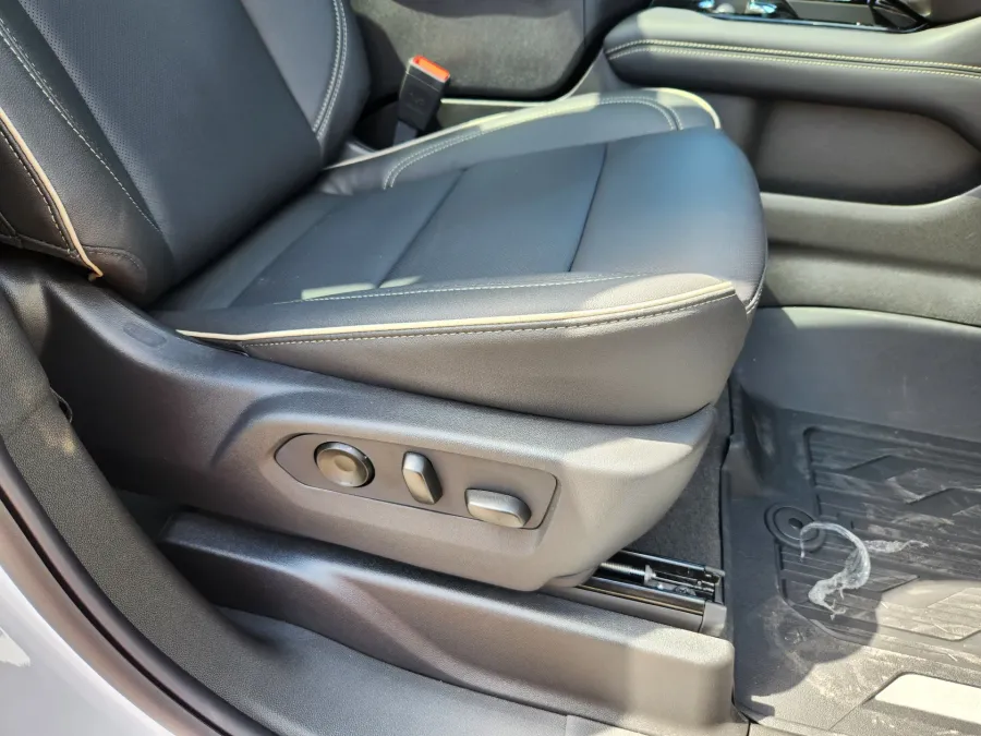 2025 GMC Yukon XL Elevation | Photo 21 of 33