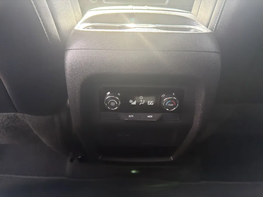 2025 Chevrolet Traverse AWD LT | Photo 12 of 22