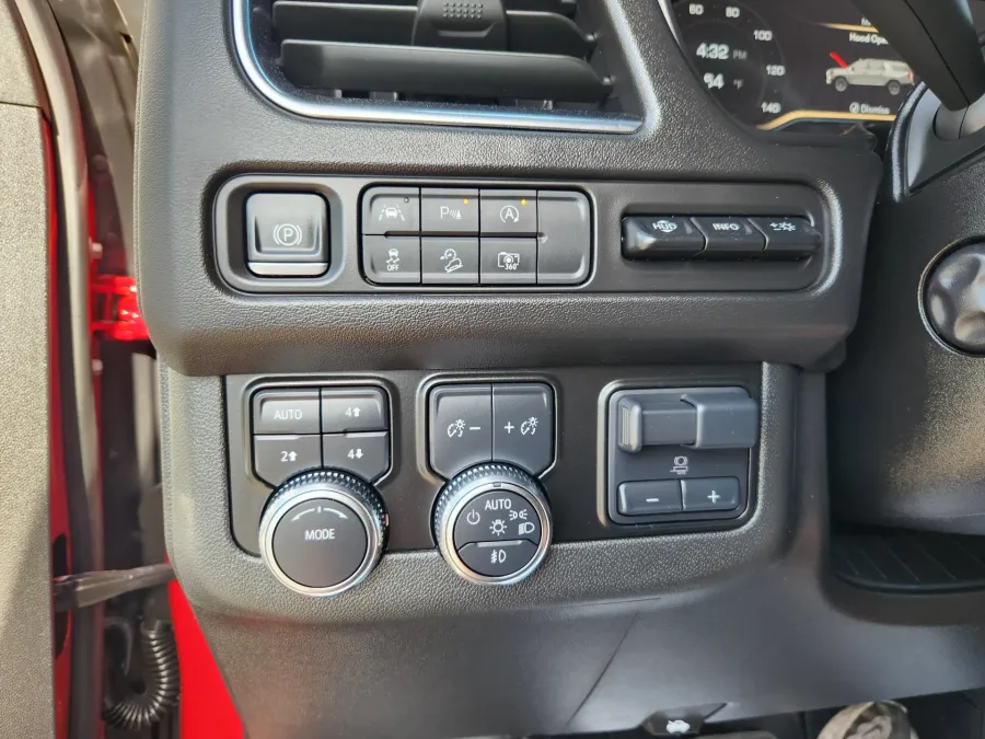 2024 GMC Yukon AT4 | Photo 6 of 32