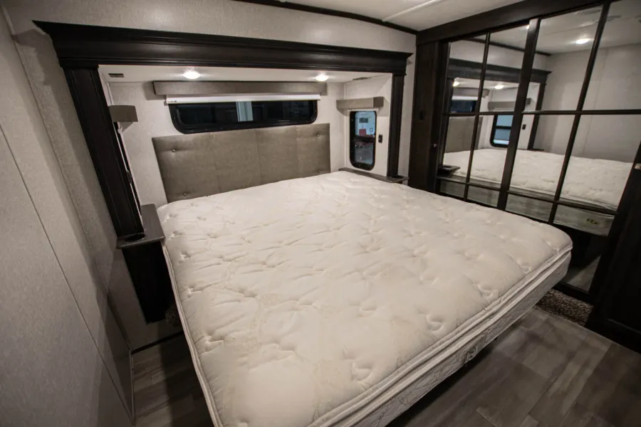 2022 Coachmen Brookstone 398MBL | Photo 24 of 27