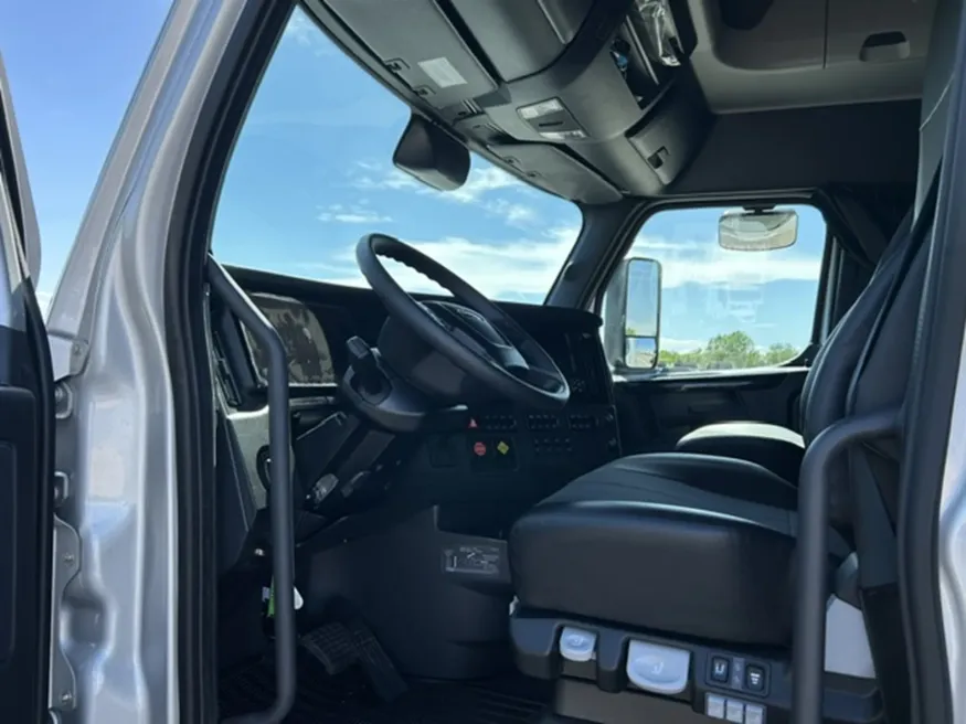 2026 Freightliner PJ126SLP | Photo 8 of 18