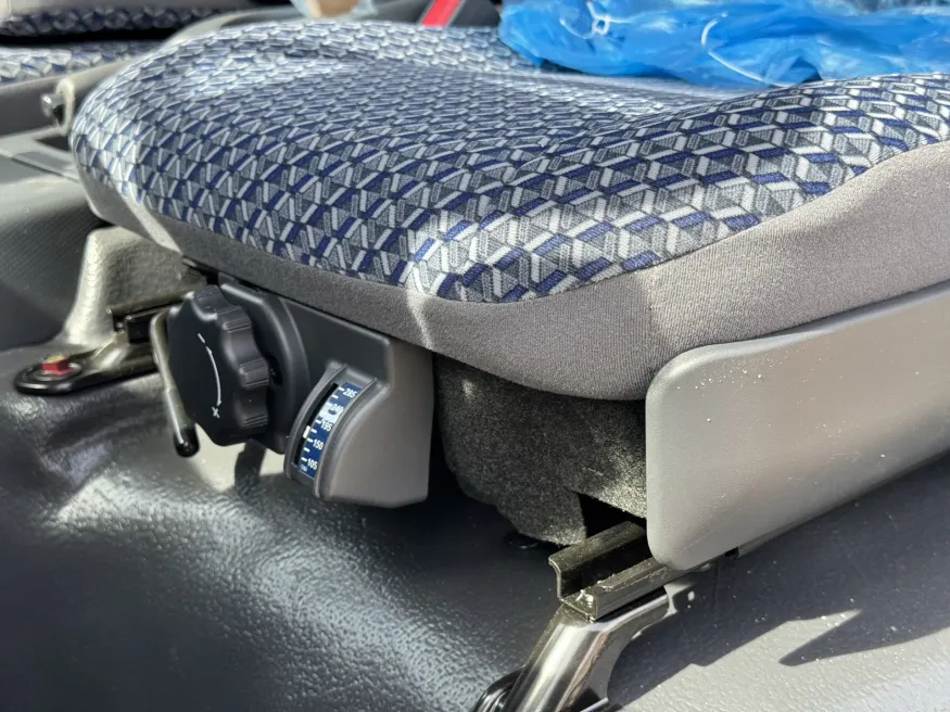2025 Isuzu NRR GAS | Photo 16 of 21