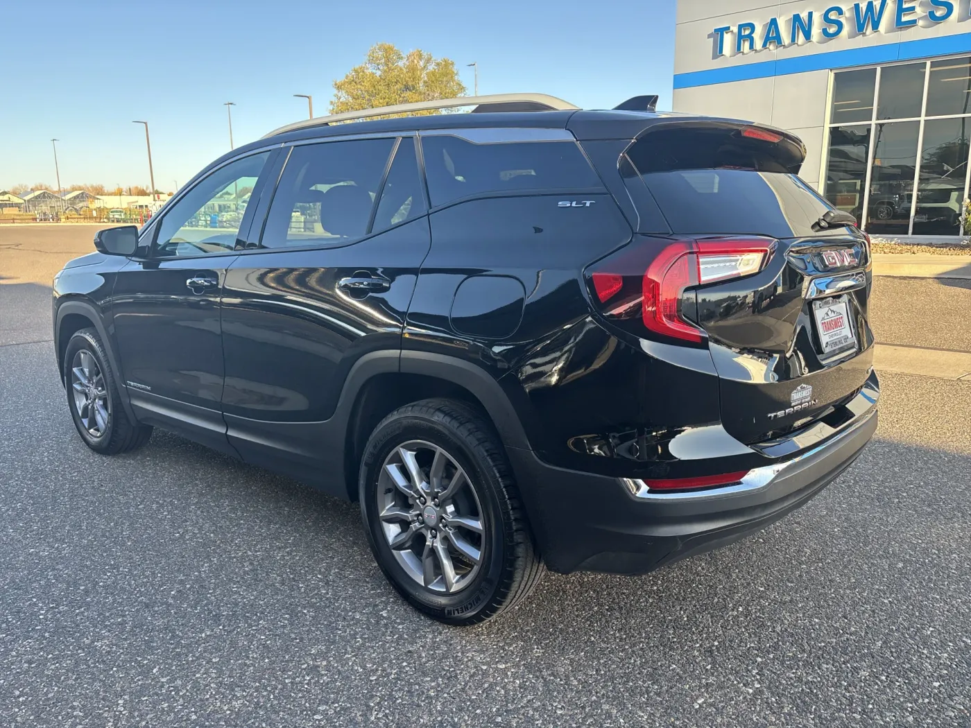 2024 GMC Terrain SLT | Photo 2 of 21