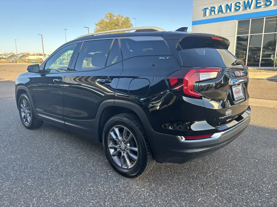 2024 GMC Terrain SLT | Photo 2 of 21