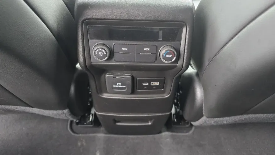 2023 GMC Acadia | Photo 28 of 30