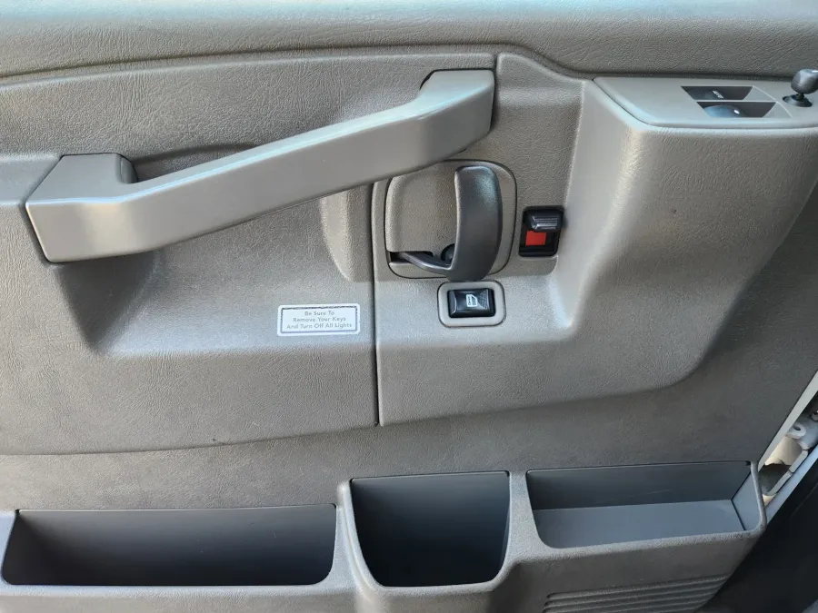 2022 GMC Savana Commercial Cutaway CUTWAY | Photo 11 of 20