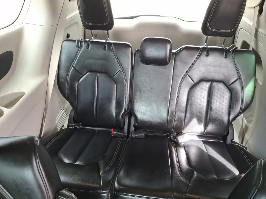 2023 Chrysler Pacifica Touring L | Photo 10 of 23