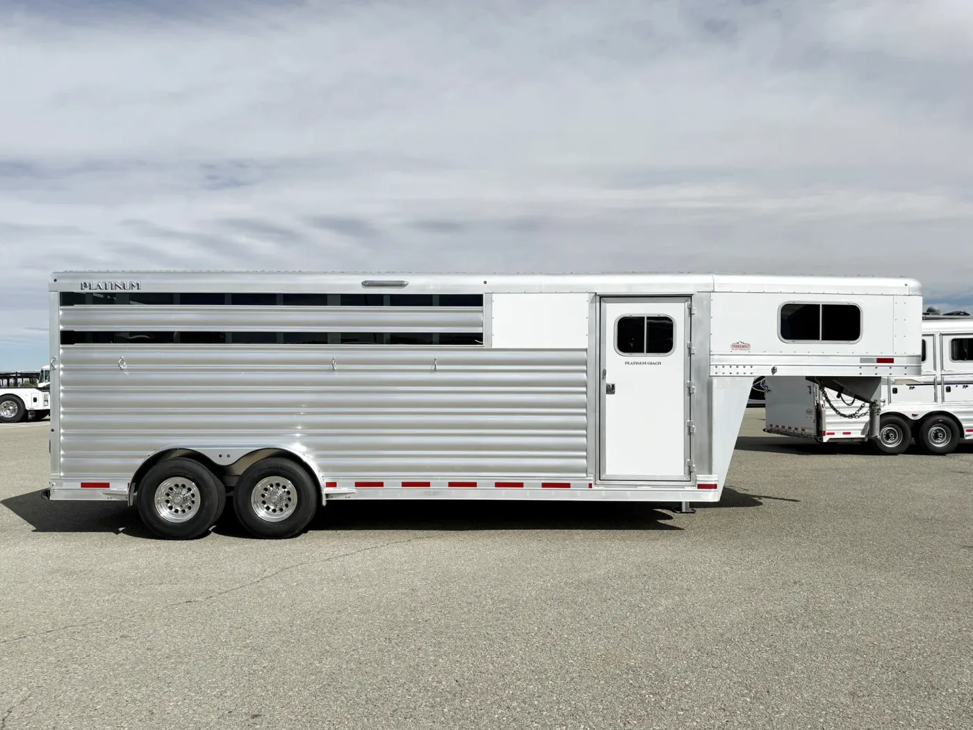 2024 Platinum Coach 4HGN | Photo 3 of 16