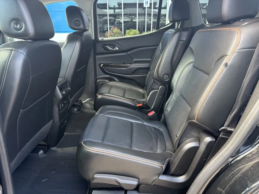 2023 GMC Acadia AT4 | Photo 14 of 25