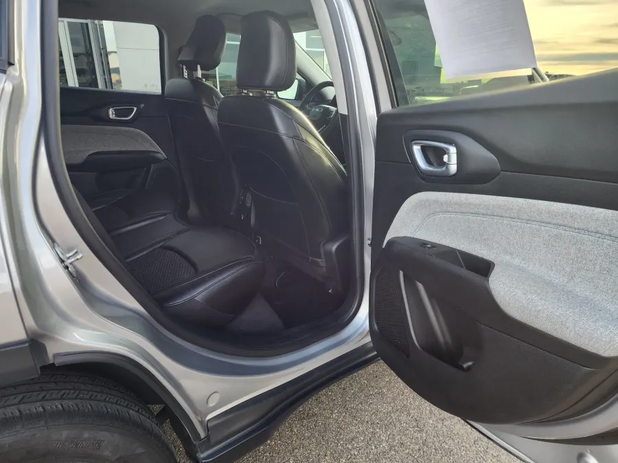 2022 Jeep Compass Latitude | Photo 13 of 22