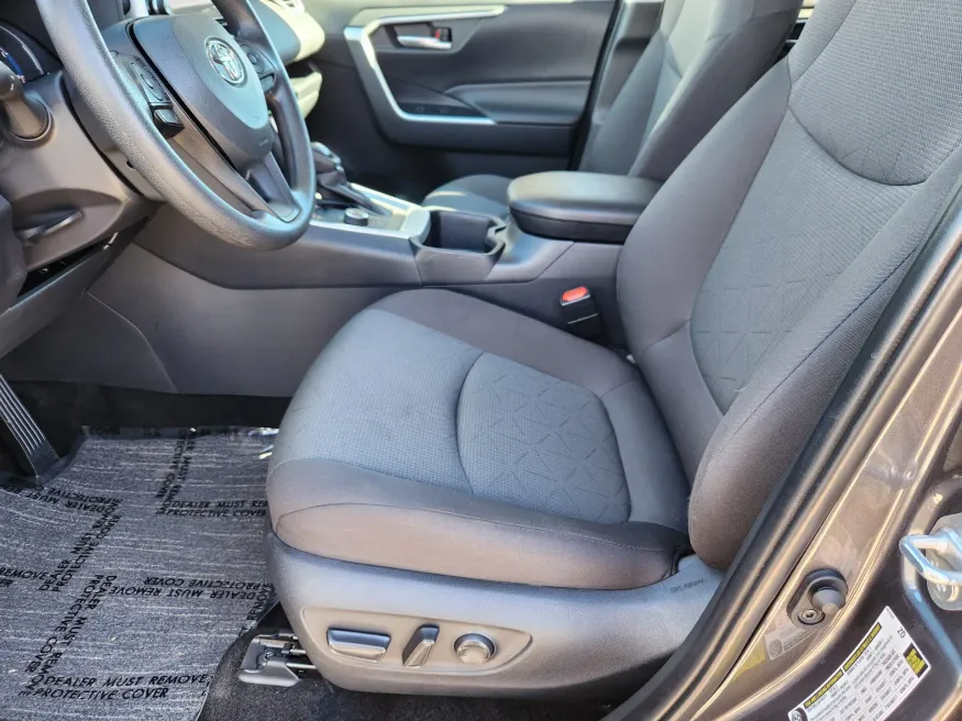 2025 Toyota RAV4 Hybrid XLE | Photo 8 of 30