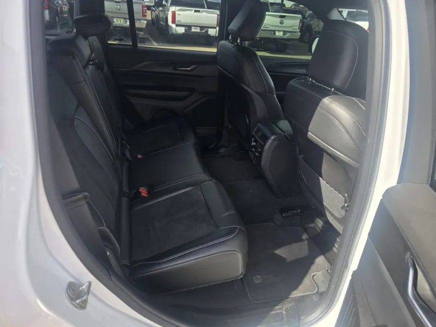 2025 Jeep Grand Cherokee Altitude | Photo 14 of 31