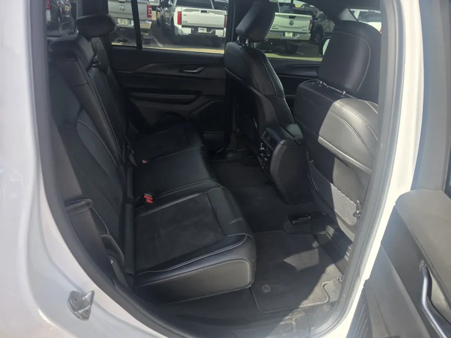 2025 Jeep Grand Cherokee Altitude | Photo 14 of 31