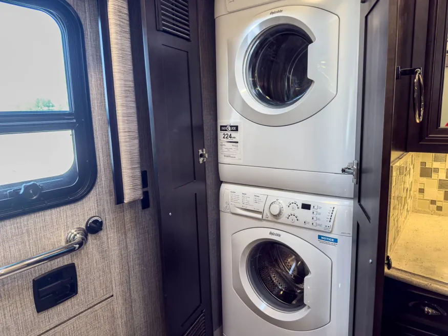 2020 Newmar Dutch Star 3709 | Photo 23 of 27