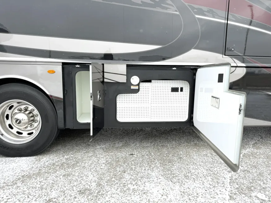 2019 Fleetwood Discovery 40M LXE | Photo 26 of 30