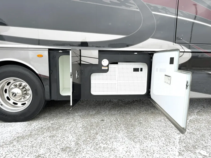 2019 Fleetwood Discovery 40M LXE | Photo 26 of 30