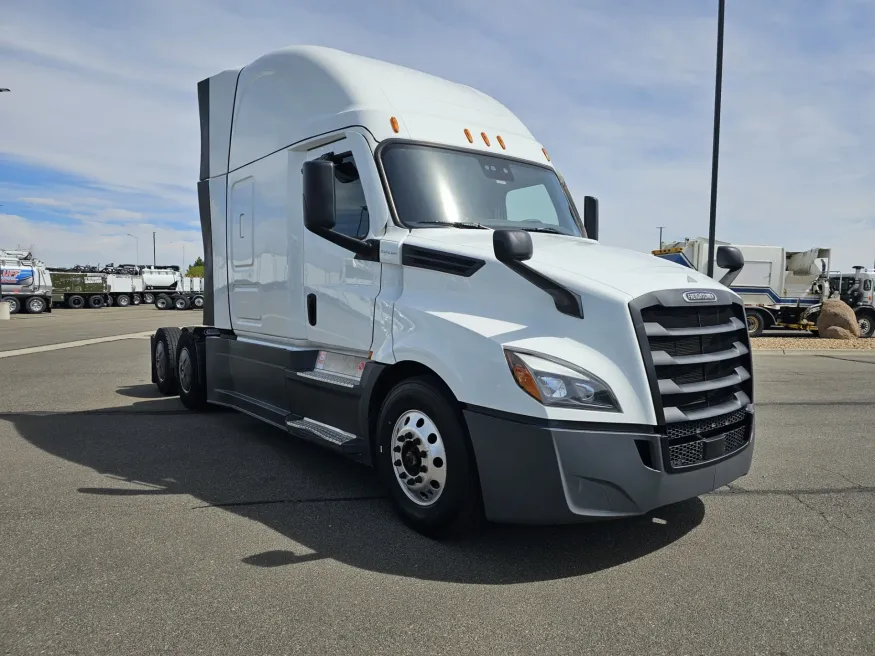 2024 Freightliner Cascadia 126 | Photo 3 of 23