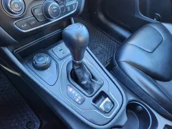 2019 Jeep Cherokee Latitude Plus | Thumbnail Photo 27 of 29