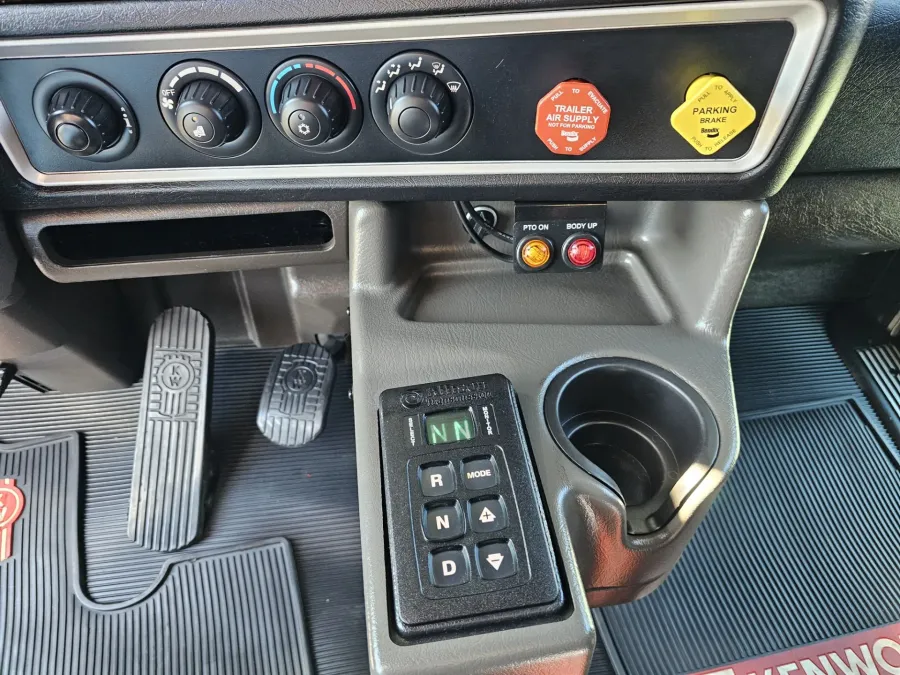 2025 Kenworth W900 | Photo 13 of 21
