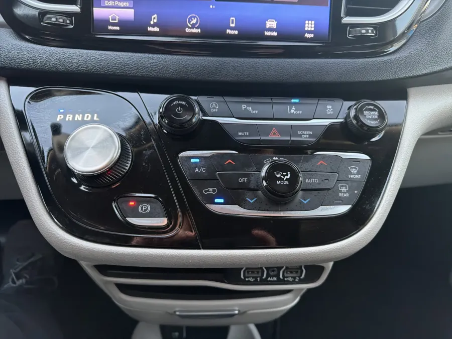 2023 Chrysler Pacifica Touring L | Photo 19 of 22