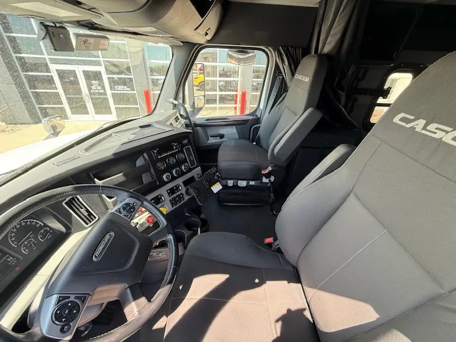 2023 Freightliner Cascadia | Photo 9 of 16