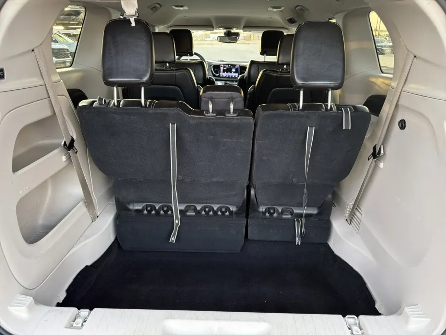 2023 Chrysler Pacifica Touring L | Photo 8 of 22