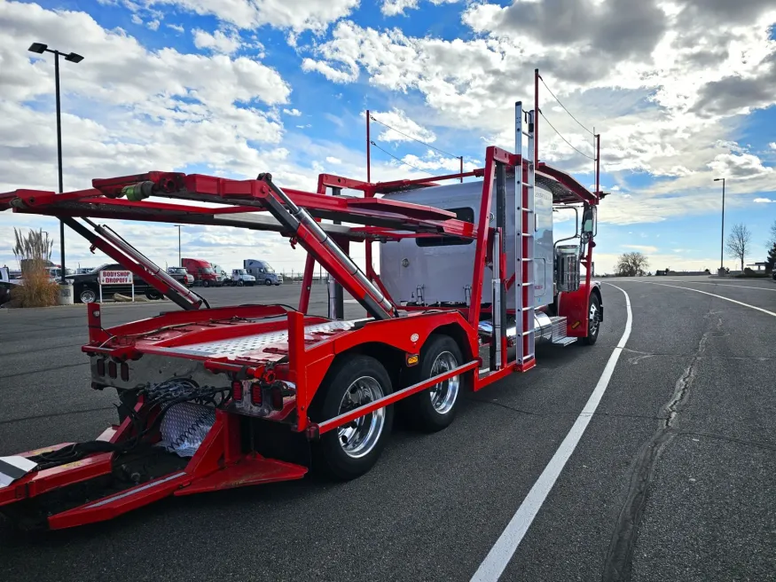 2020 Peterbilt 389 | Photo 4 of 34