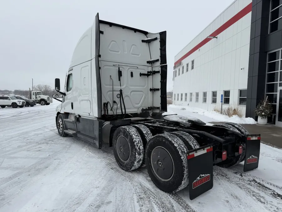 2024 Freightliner Cascadia | Photo 4 of 9