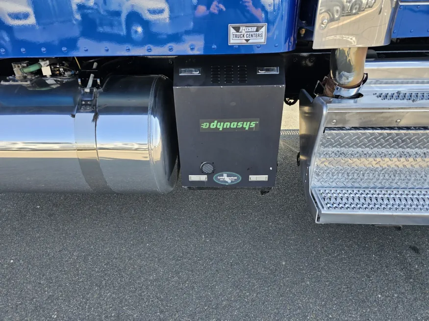 2022 Peterbilt 389 | Photo 9 of 23