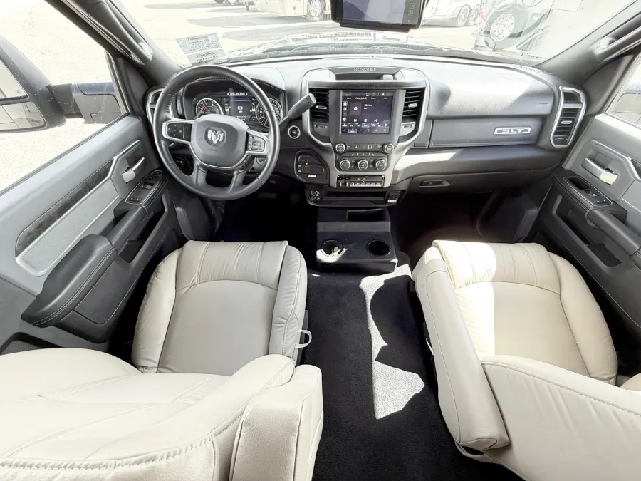 2025 Dynamax Isata 30FW | Photo 6 of 25