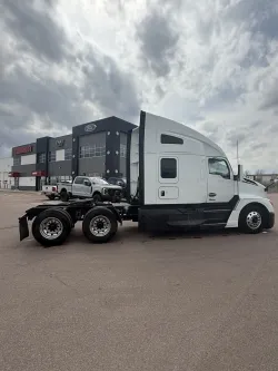 2022 Kenworth T680 | Thumbnail Photo 1 of 6