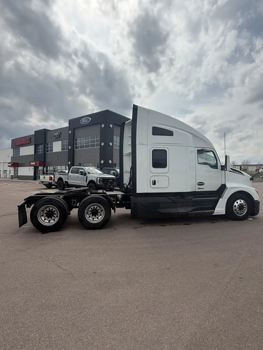 2022 Kenworth T680 | Photo 1 of 6