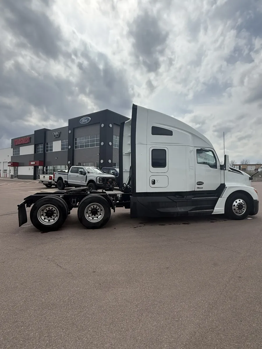 2022 Kenworth T680 | Photo 1 of 6