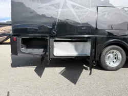 2025 Dynamax Isata 30FW | Thumbnail Photo 23 of 25