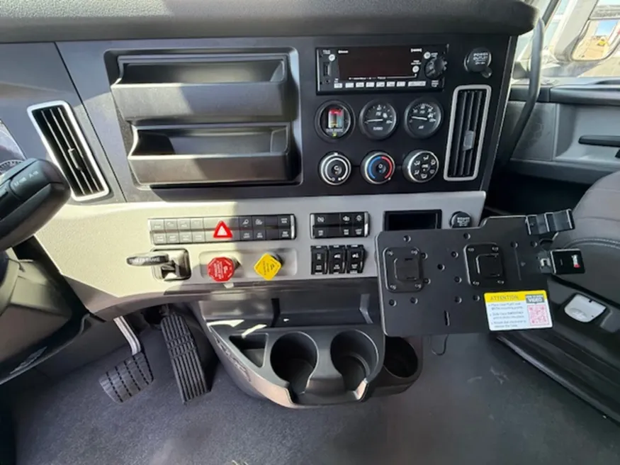 2023 Freightliner Cascadia | Photo 10 of 16