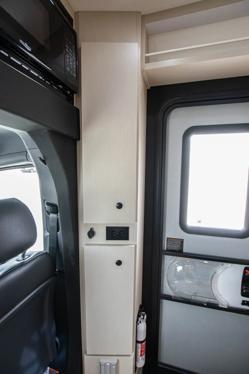 2026 Pleasure-way Plateau XLTW | Photo 13 of 24